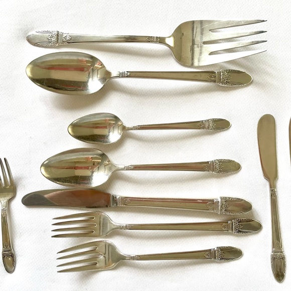 6 Piece plus Bonus Peices, 1847 Rogers Bros First Love Silverware Set. - Picture 8 of 8